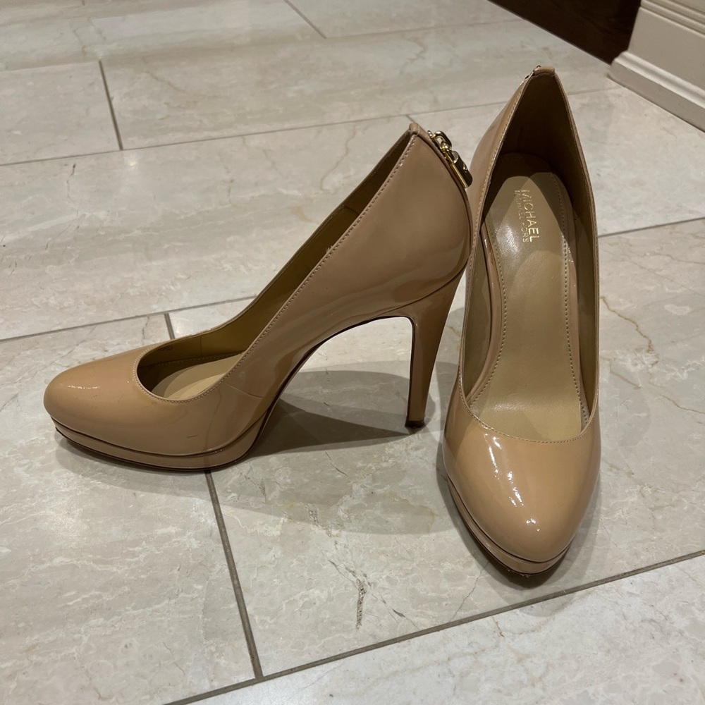 MICHAEL MICHAEL KORS ANTOINETTE PATENT STORE LEATHER PUMP SIZE 9 NUDE PATENT